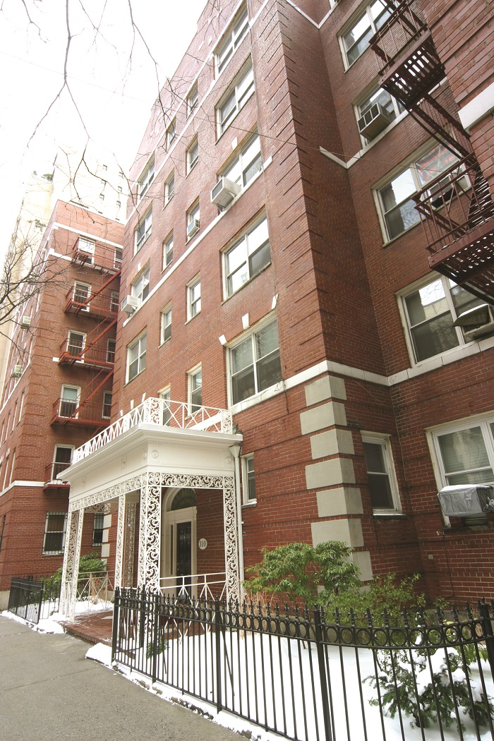 Photo 1 of 310 West 55th Street 6D, Midtown West, NYC, $3,750, Web #: 23197656